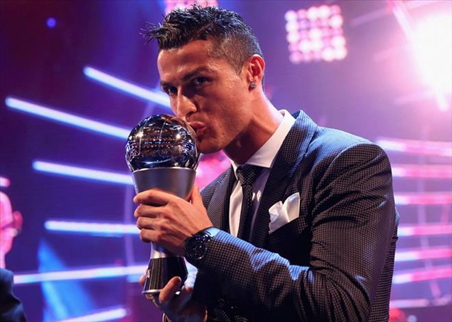 Cristiano Ronaldo năm thứ 2 liên tiếp đoạt giải The Best.