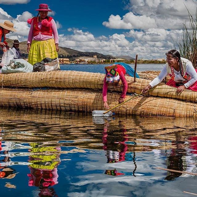 “Làm sạch hồ Titicaca” - tác giả David Martin Huamani Bedoya (Peru).