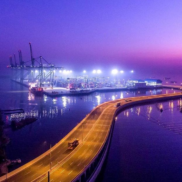 “Cảng mới Jakarta” - tác giả Fadil Aziz (Indonesia).