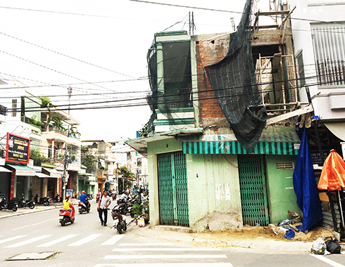 Căn nhà của gia đình ông Sinh tại 48 Phù Đổng đang bị đình chỉ thi công sửa chữa