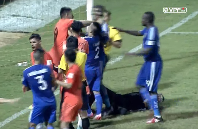 Tiền đạo Đỗ Merlo nhận thẻ đỏ trực tiếp sau pha va chạm với trung vệ Thiago của Quảng Nam.