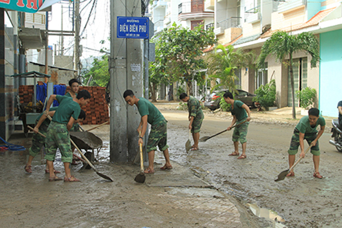 Cán bộ, chiến sĩ Trường sĩ quan thông tin dọn vệ sinh trên đường Điện Biên Phủ (TP. Nha Trang).