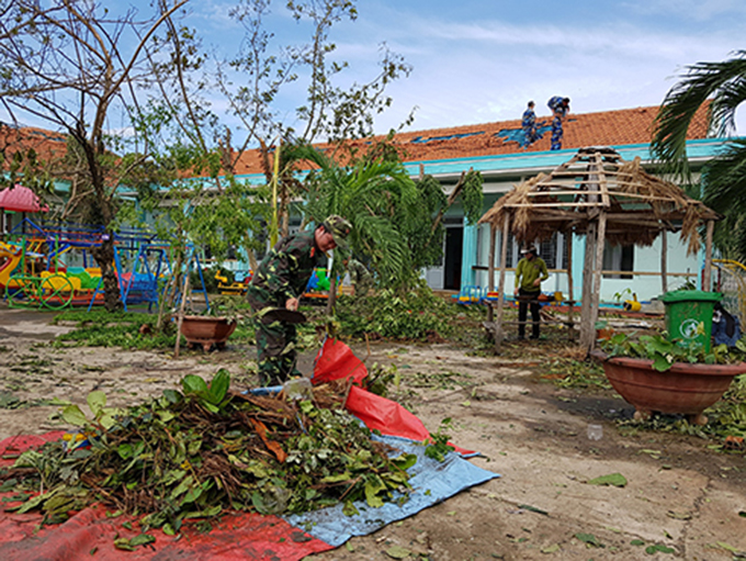Lực lượng quân đội trên địa bàn thị xã Ninh Hòa giúp dọn dẹp vệ sinh môi trường ở Trường mầm non Ninh Đa.