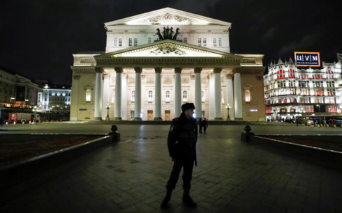 Nhân viên an ninh Nga gác trước cửa nhà hát Bolshoi đêm 5/11. (Ảnh: Reuters)