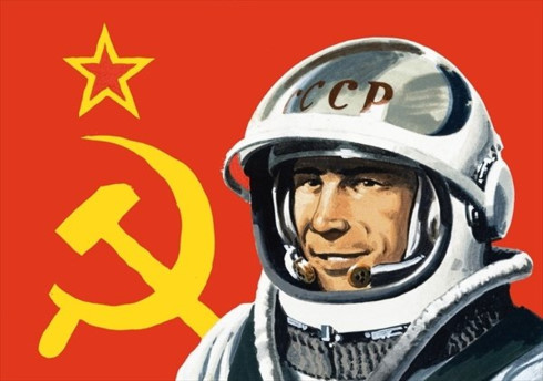 Liên Xô là quốc gia đầu tiên trên thế giới đưa được người vào vũ trụ. Trong bức hình này là nhà du hành vũ trụ Yuri Gagarin bên quốc kỳ Liên Xô. Ảnh: Houston Communist Party.
