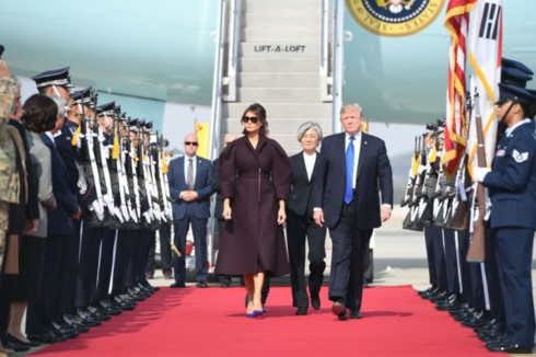 Tổng thống Mỹ Donald Trump và phu nhân có mặt tại Hàn Quốc sáng 7/11. Ảnh: AFP/Getty.