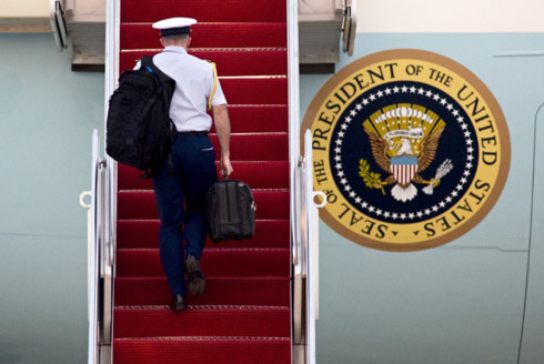 Một sĩ quan mang theo vali hạt nhân tháp tùng tổng thống Mỹ trên chuyên cơ Không lực Một. (Ảnh: AFP)