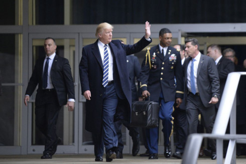 Một sĩ quan mang theo chiếc vali hạt nhân đi sát Tổng thống Mỹ Donald Trump. (Ảnh: Getty)