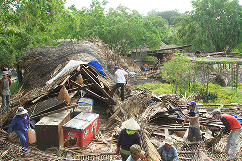 Nhân viên Trung tâm suối khoáng nóng I-Resort Nha Trang khắc phục hậu quả sau bão số 12.