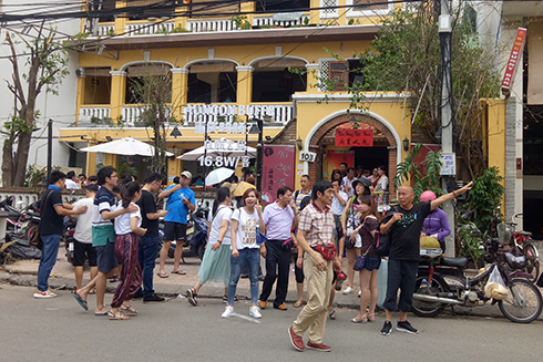 Một đoàn du khách Trung Quốc tại một nhà hàng trên đường Nguyễn Thiện Thuật (TP.Nha Trang) vào trưa 6-11. 
