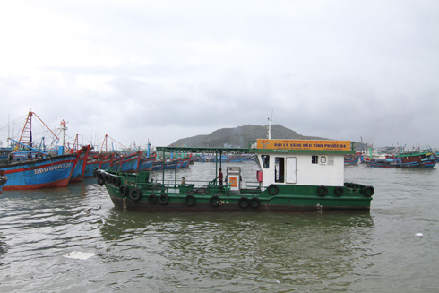 Đại lý xăng dầu Vĩnh Phước 4 cung cấp dầu cho ngư dân.