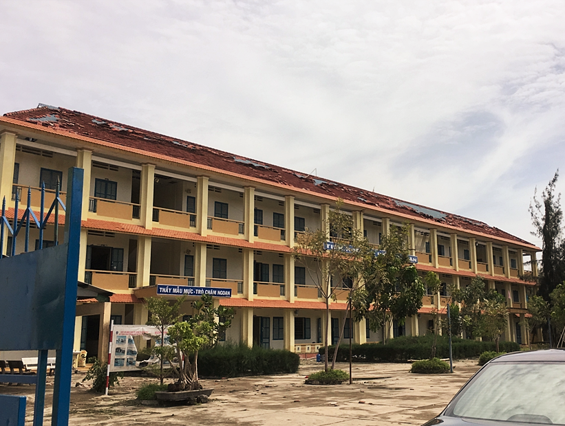 Trường THPT Lê Hồng Phong (huyện Vạn Ninh) bị tốc mái sau bão. 