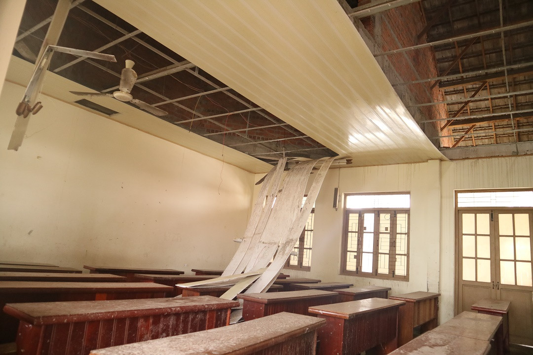 Một trong số nhiều phòng học bị sập la phông.