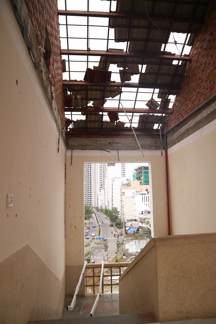 Một khu vực bị vỡ cửa kính, tốc mái và sập la phông. 