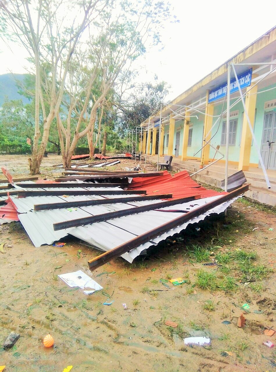 Khung cảnh ngổn ngang tại Trường THCS Nguyễn Thái Bình khi bão vừa dứt.  