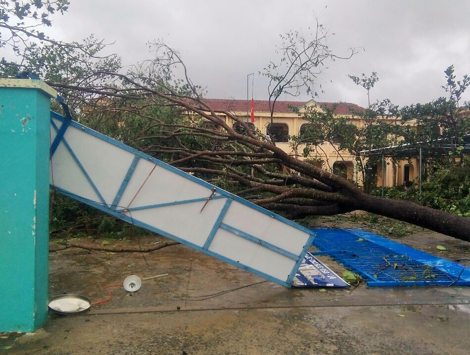 Cảnh tượng sau bão tại trường THCS Nguyễn Thái Bình. 
