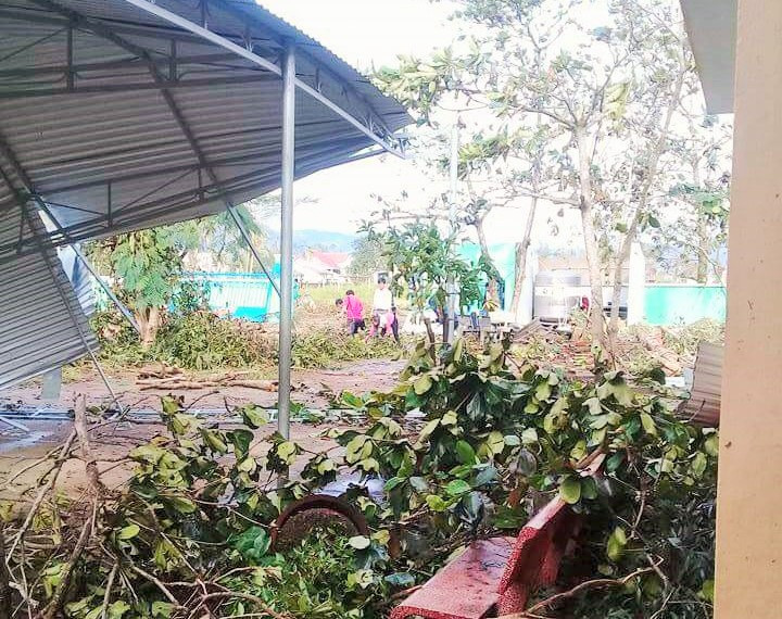 Dọn dẹp sau bão tại Trường THCS Nguyễn Thái Bình. 