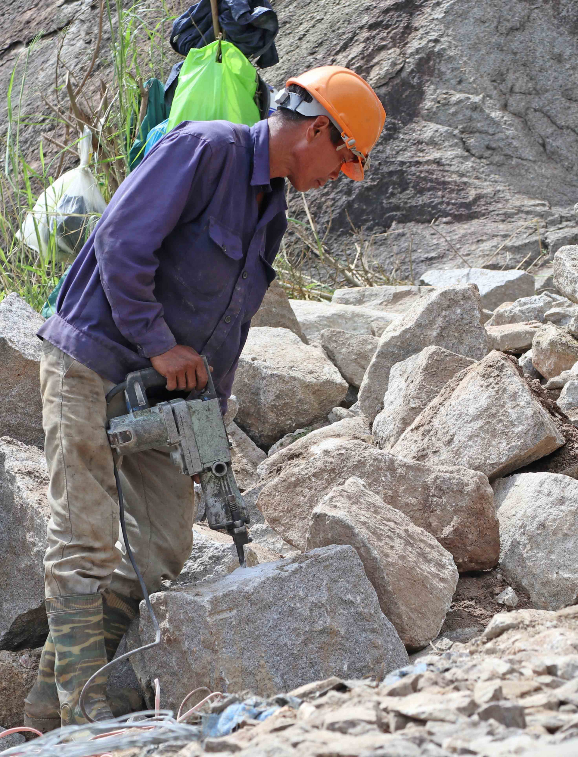 Những tảng đá lớn được khoan nhỏ tiện hơn trong việc rọ lại 