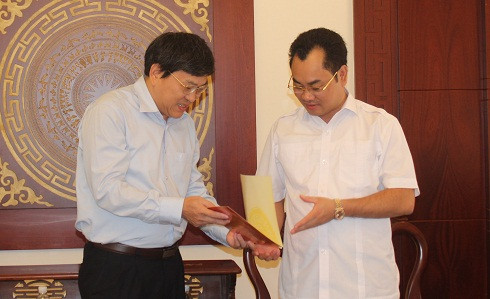 Ông Nguyễn Duy Bắc (bên trái) trao thư cảm ơn cho lãnh đạo tỉnh Thái Nguyên.