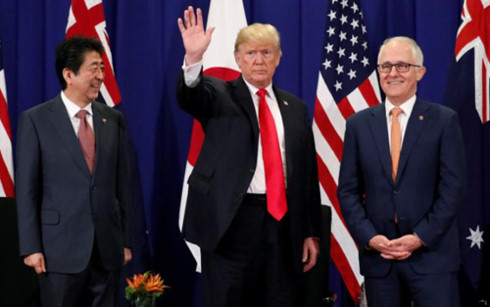 Từ trái sang phải, Thủ tướng Nhật Bản Shinzo Abe, Tổng thống Mỹ Donald Trump và Thủ tướng Australia Malcolm Turnbull gặp nhau tại Manila, Philippines. (Ảnh: Reuters)
