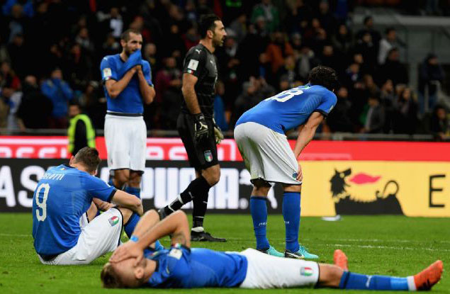  Các cầu thủ Ý đổ vật ra sân sau khi trận đấu kết thúc