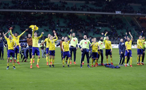Niềm vui của Thụy Điển sau chiến thắng trên sân San Siro. Ảnh: AP.