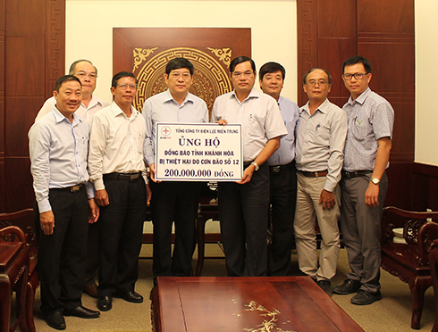 Lãnh đạo Tổng Công ty Điện lực Miền Trung trao tiền ủng hộ Khánh Hòa khắc phục hậu quả cơn bão số 12.