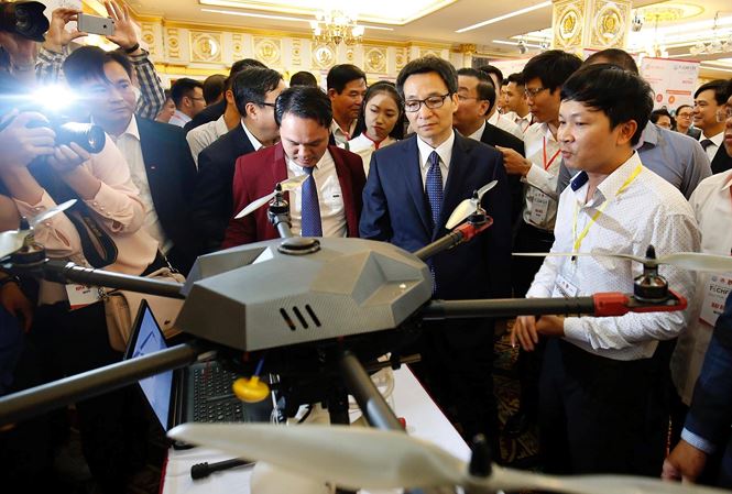 Phó Thủ tướng Vũ Đức Đam đang tham quan gian hàng thiết bị bay siêu nhẹ,ứng dụng trong sản xuất nông nghiệp công nghệ cao - Như Ý