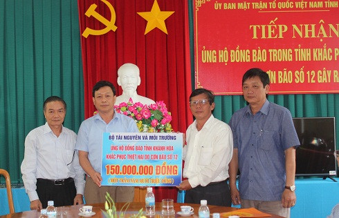 Đại diện Bộ Tài nguyên và Môi trường (thứ 2 từ trái qua) trao số tiền ủng hộ cho nhân dân tỉnh Khánh Hòa khắc phục hậu quả bão lũ.