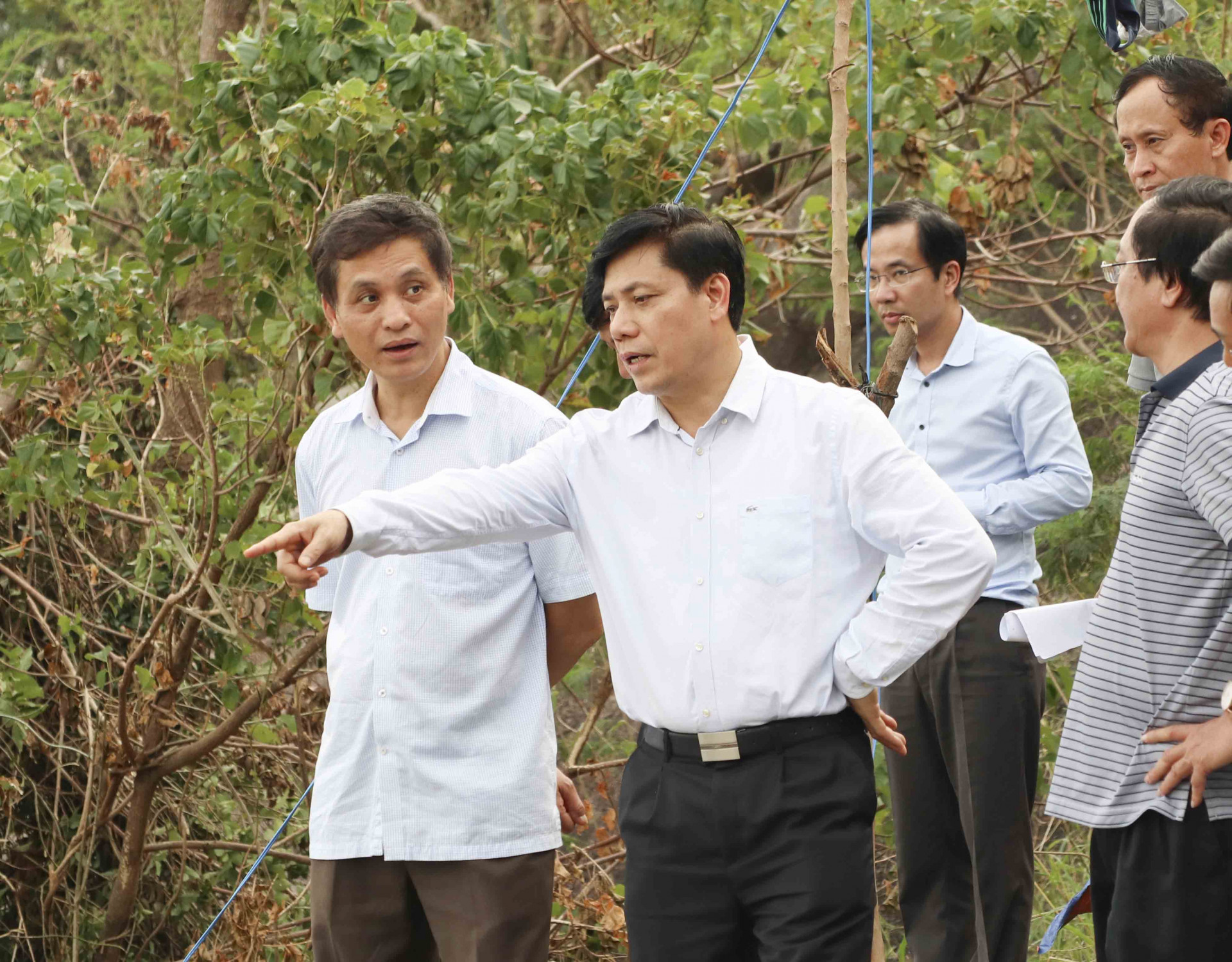 Thứ trưởng Nguyễn Ngọc Đông (người chỉ tay) kiểm tra tại điểm sạt lở trên đèo Cả