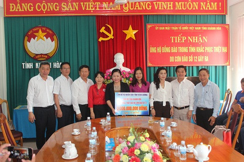 Bà Trần Thị Kim Lan (thứ 5 từ trái qua) trao ủng hộ cho đồng bào tỉnh Khánh Hòa.