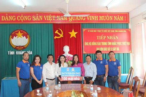 Đại diện Quỹ Từ thiện Kim Oanh trao hỗ trợ cho nhân dân tỉnh Khánh Hòa.