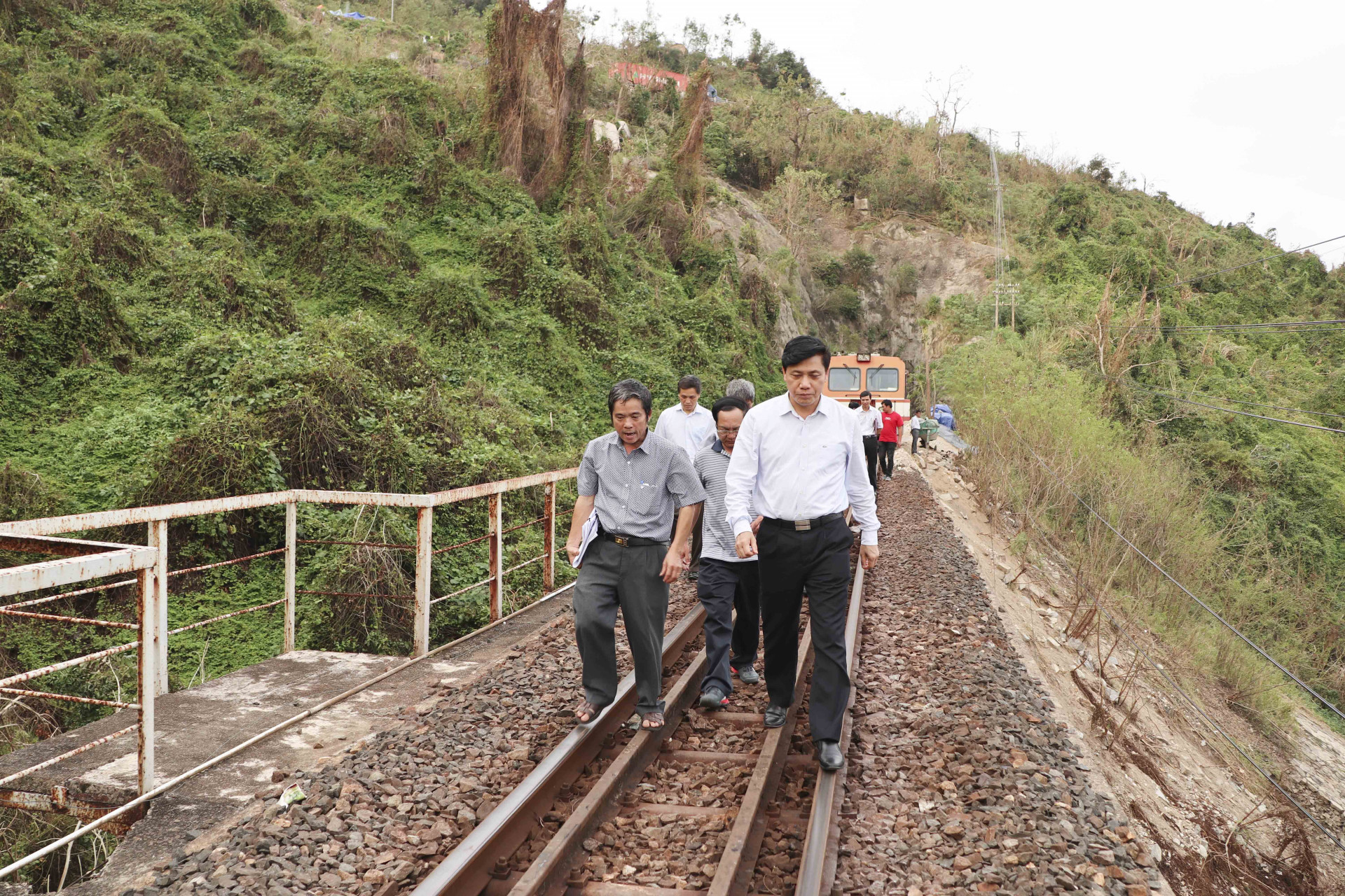 Thứ trưởng Nguyễn Ngọc Đông (hàng đầu bên phải) thị sát khu vực bị sạt lở cung đường Đại Lãnh - Hảo Sơn.