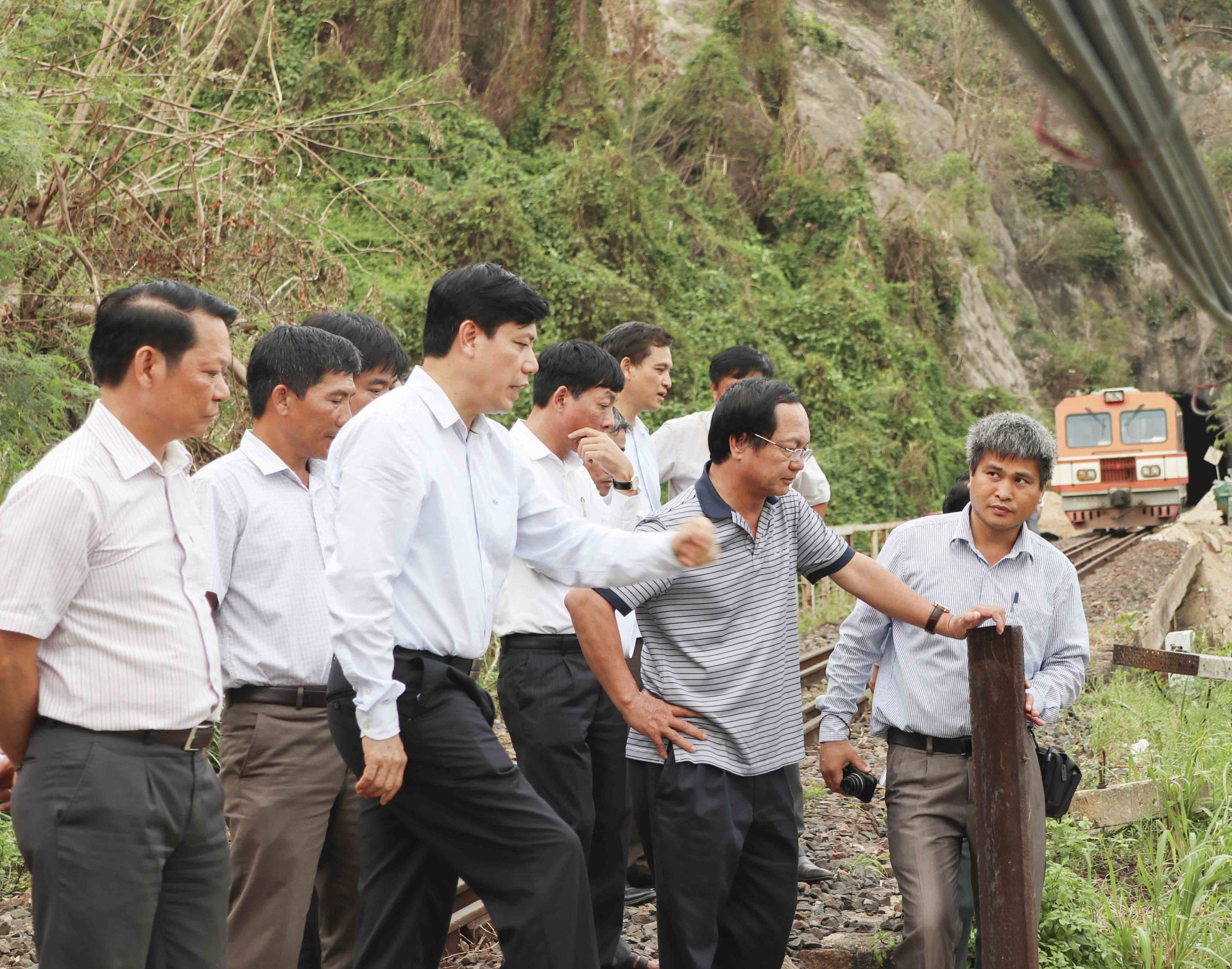 Thứ trưởng Nguyễn Ngọc Đông (thứ 3 từ trái qua) kiểm tra tại vị trí sạt lở trên tuyến