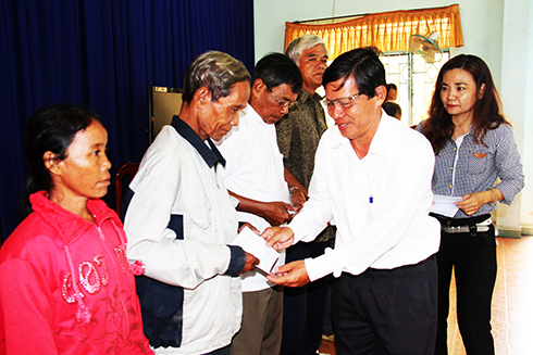 Đồng chí Trần Ngọc Thanh trao hỗ trợ cho người dân huyện Khánh Vĩnh  bị thiệt hại do cơn bão số 12
