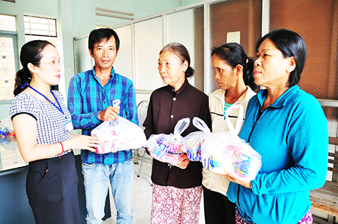 Các hộ dân xã Diên An (huyện Diên Khánh) nhận hàng viện trợ của nước Nga