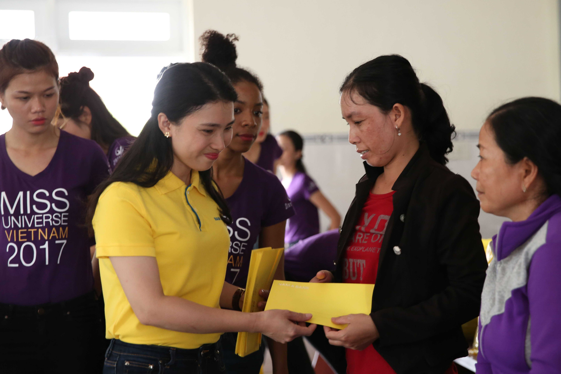  Đoàn từ thiện của BTC Hoa hậu Hoàn Vũ Việt Nam 2017 tặng quà cho người dân Ninh Hòa bị thiệt hại vì bão 12 