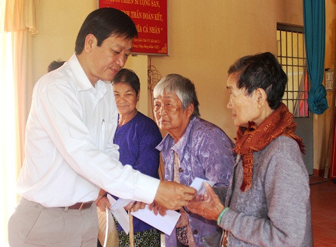 Ông Huỳnh Mộng Giang trao hỗ trợ cho người dân xã Diên Tân.