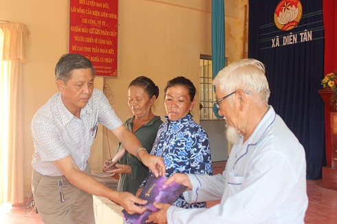 Đại diện UBMTTQ Việt Nam huyện Diên Khánh trao hỗ trợ cho 3 gia đình bị sập nhà hoàn toàn.