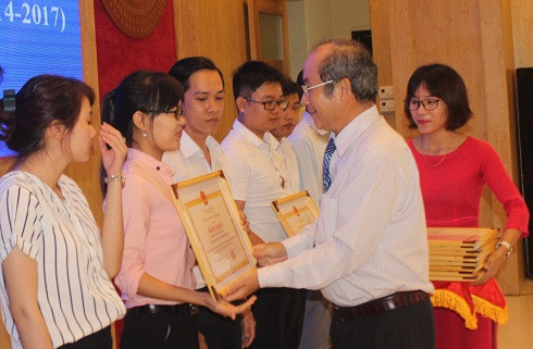 Ông Ngô Truyện - Giám đốc Sở Nội vụ trao bằng khen cho những tập thể, cá nhân xuất sắc.