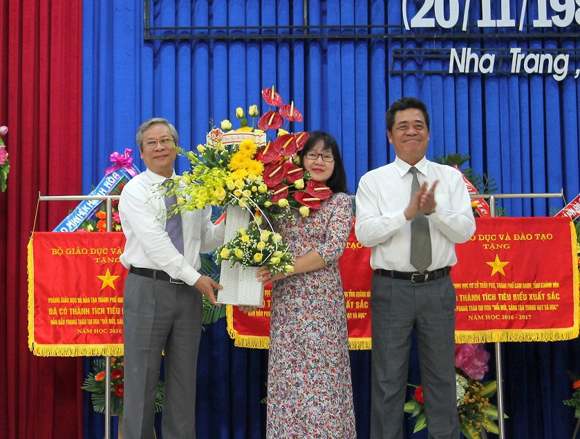 ng Lê Thanh Quang tặng hoa chúc mừng ngành Giáo dục Khánh Hòa nhân ngày Nhà giáo Việt Nam. 