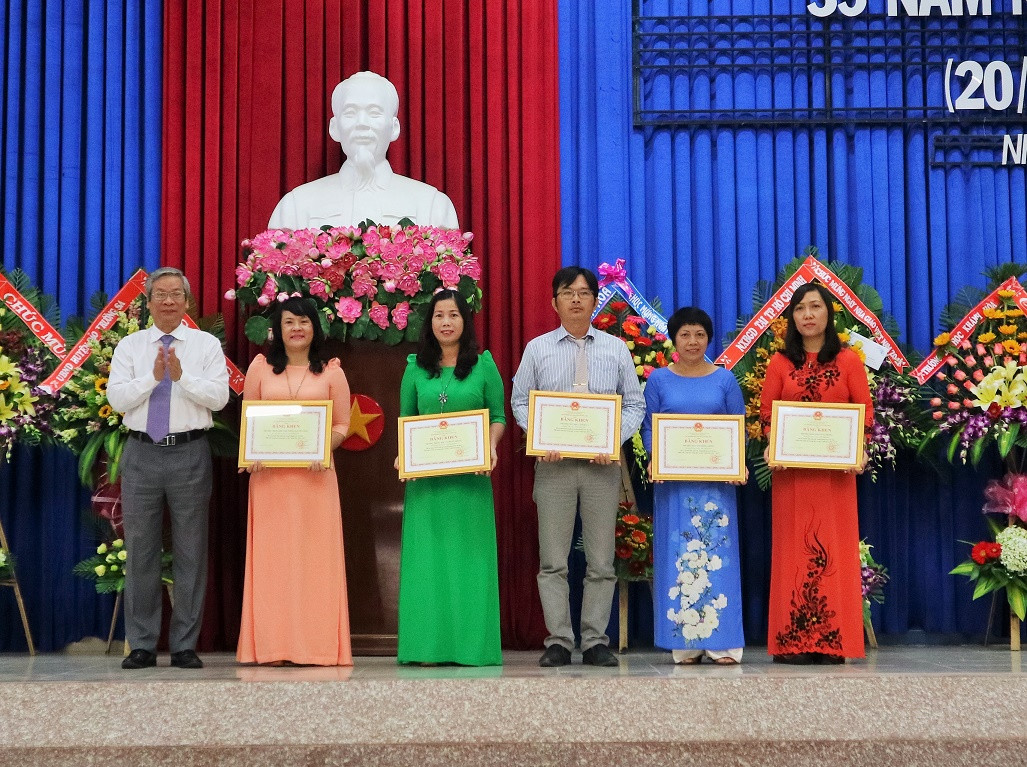Ông Nguyễn Duy Bắc trao cờ thi đua của Bộ Giáo dục và Đào tạo cho các tập thể. 