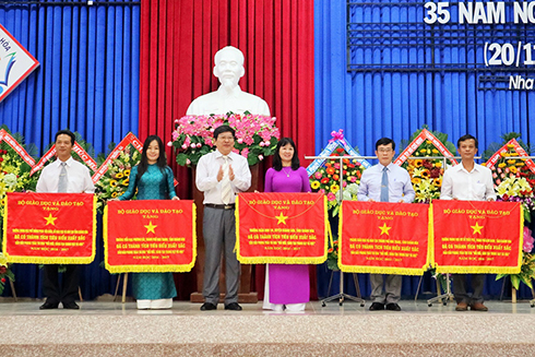 Ông Nguyễn Duy Bắc trao cờ thi đua của Bộ Giáo dục và Đào tạo cho các tập thể. 