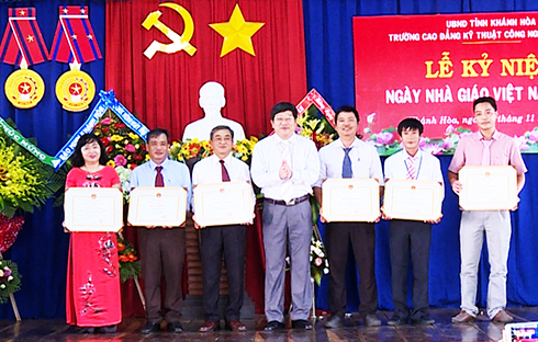 Đồng chí Nguyễn Duy Bắc trao bằng khen  của UBND tỉnh cho các tập thể, cá nhân