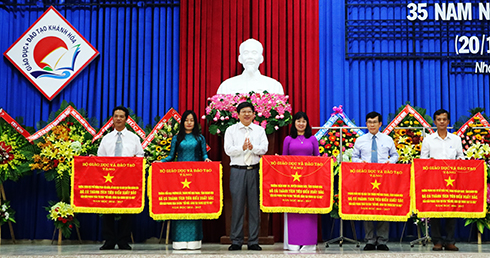 Lãnh đạo Trường Tiểu học Phương Sài (thứ 3 từ phải sang) đón nhận cờ thi đua xuất sắc  năm học 2016 - 2017 của Bộ Giáo dục và Đào tạo