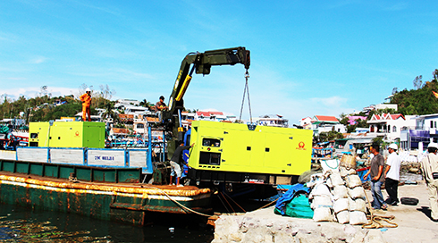 Máy phát điện được đưa lên đảo Trí Nguyên
