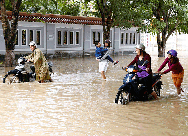 Người dân Thị xã Ninh Hòa trước cơn bão số 12
