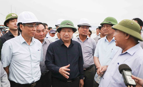 Phó Thưởng tướng Trịnh Đình Dũng trực tiếp chỉ đạo công tác chống bão tại TP. Cam Ranh