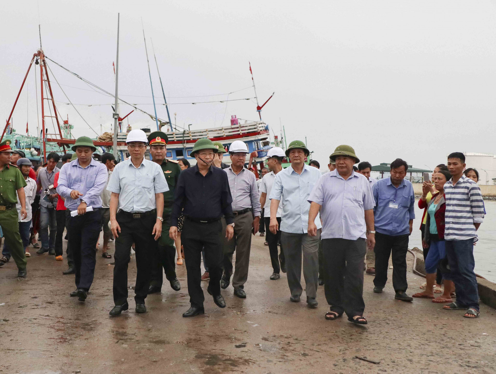 Phó thủ tướng Trịnh Đình Dũng cùng lãnh đạo tỉnh thị sát tại cảng Đá Bác, Cam Ranh