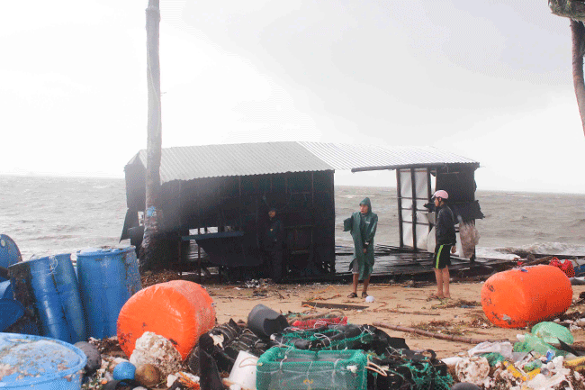 Người dân trên các lồng bè tại Vạn Ninh di dời vào bờ trong cơn bão số 12 vừa qua